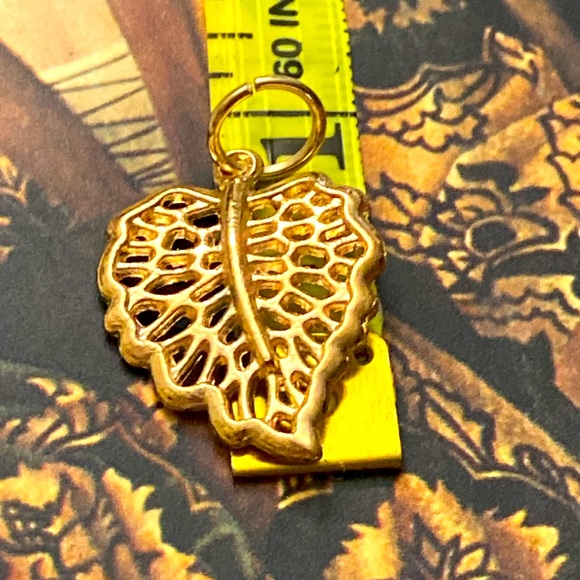 5/$10❤️❤️❤️NEW ROSE GOLD TONED ALLOY LEAF CHARM PENDANT - Picture 2 of 2